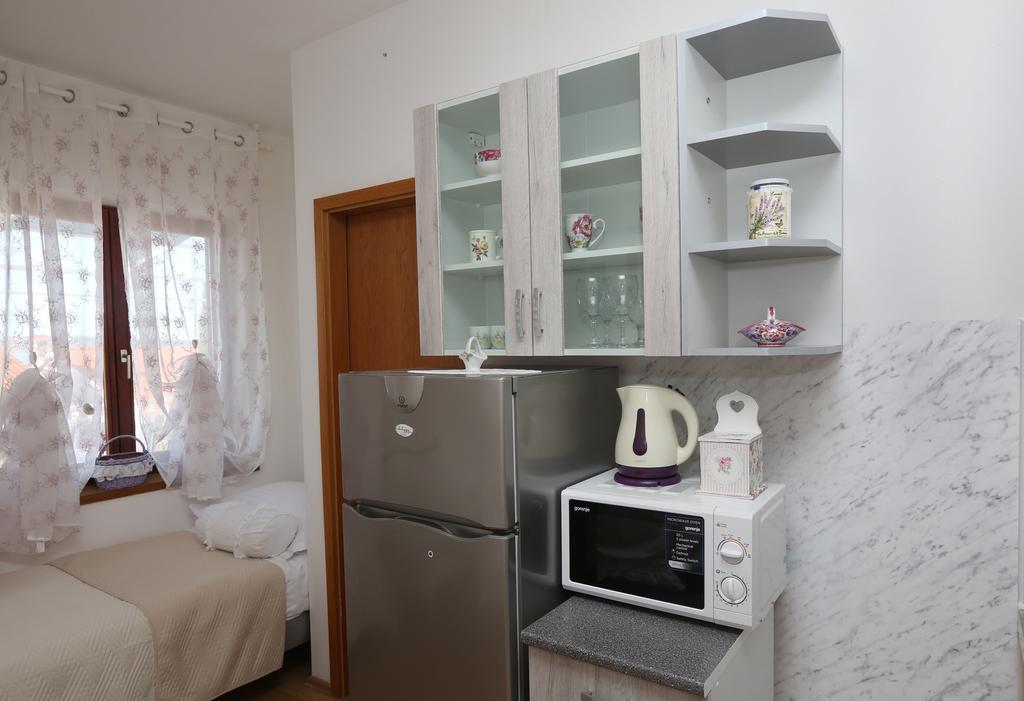 Apartmani Gloria Brodarica  Eksteriør billede