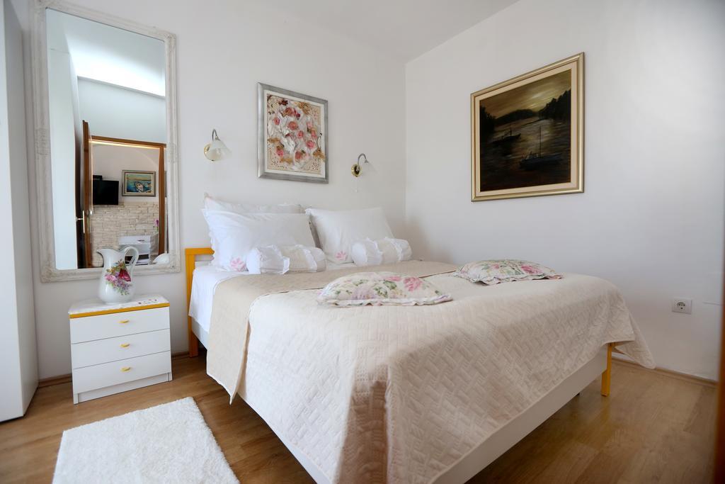 Apartmani Gloria Brodarica  Eksteriør billede
